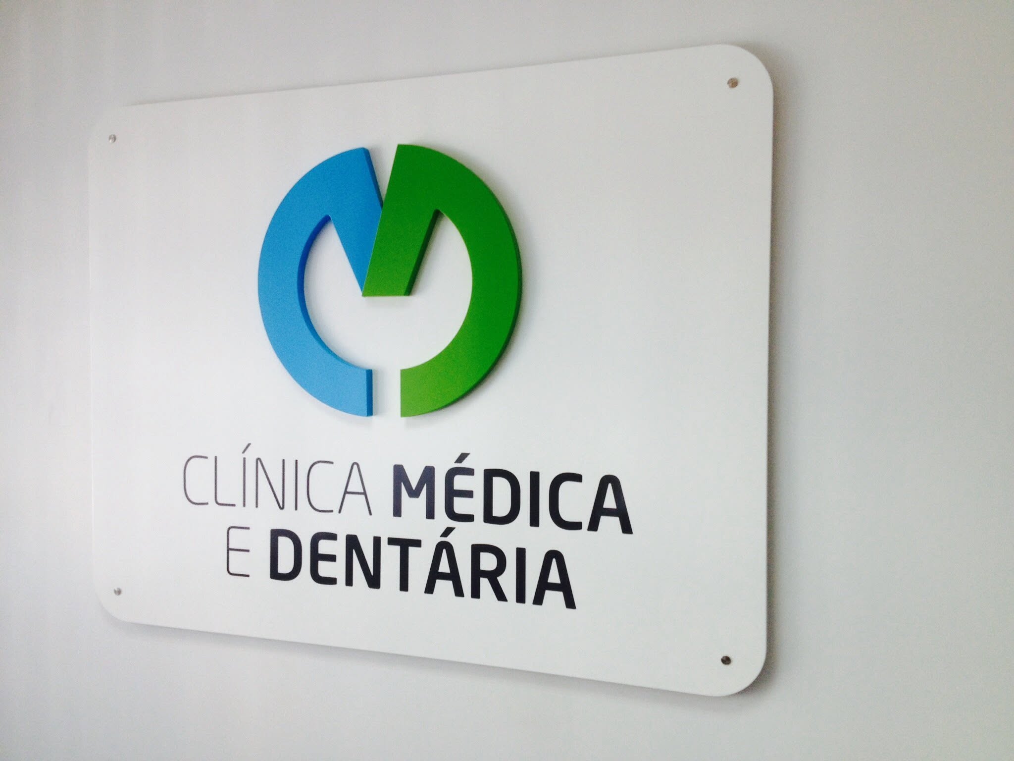 Placa do Logótipo na parede da Clínica